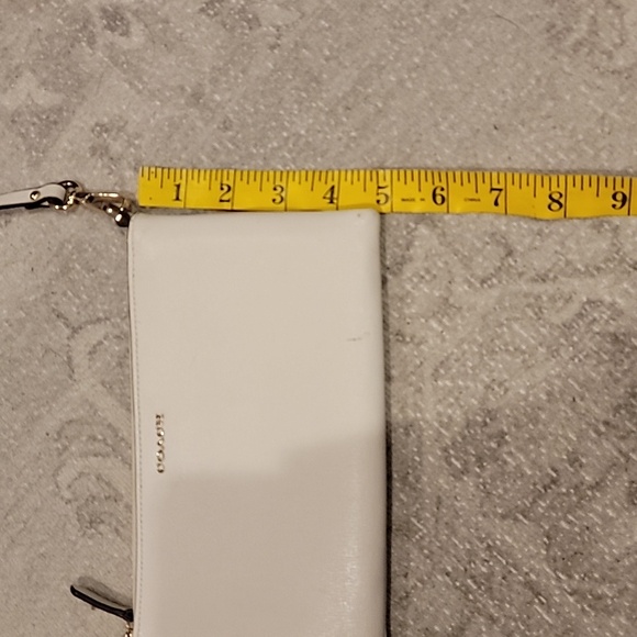 Coach Ivory Crossbody Bag with Gold Chain - Picture 3 of 16